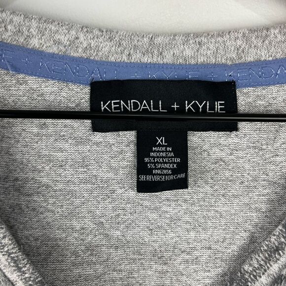 Kendall + Kylie Grey Striped Oversized Cropped Soft V Neck Sweater XL NWT - Picture 2 of 5